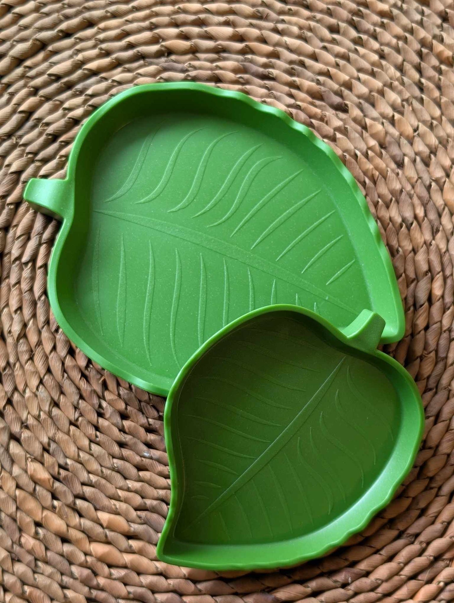 Leaf-Shaped Feeder Bowl