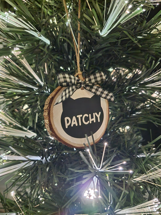 Load image into Gallery viewer, Personalized wooden ornament - Cat
